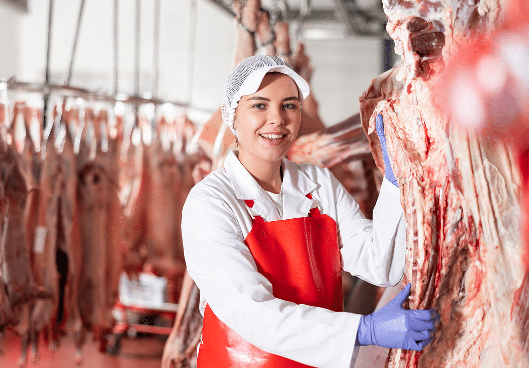 Ouvrière en boucherie portant des vêtements de protection à usage unique